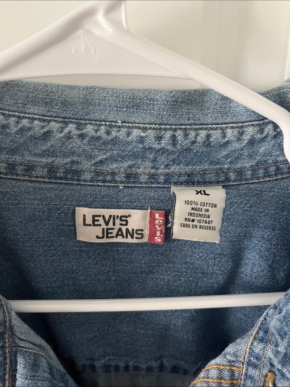 Levi's Light Blue Denim Shirt Jacket with Chest Pockets - Picture 2 of 3